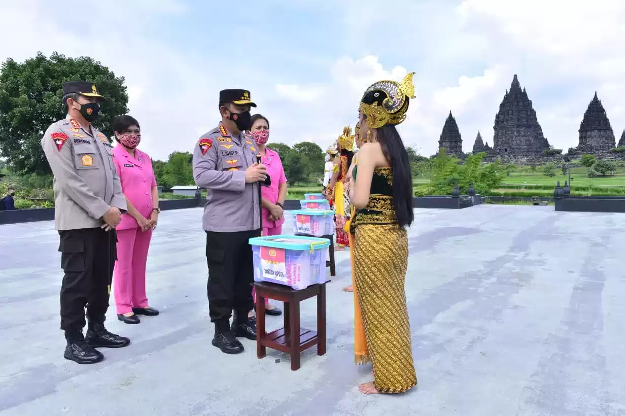 Kapolri Berikan Baksos ke Pekerja Seni di Yogyakarta 7 Kapolri Berikan Baksos ke Pekerja Seni di Yogyakarta I PojokPublik