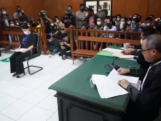Dituntut Setahun Penjara, Kini Valencya Dibebaskan Jaksa Agung