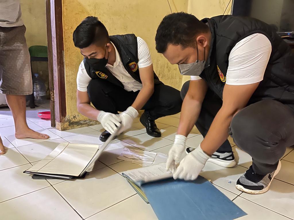 Lakukan Penggeladahan, Sat Reskrim Polres Lebak Ungkap Kasus Dugaan Penggelapan Dana BLT 2 Lakukan Penggeladahan, Sat Reskrim Polres Lebak Ungkap Kasus Dugaan Penggelapan Dana BLT I PojokPublik