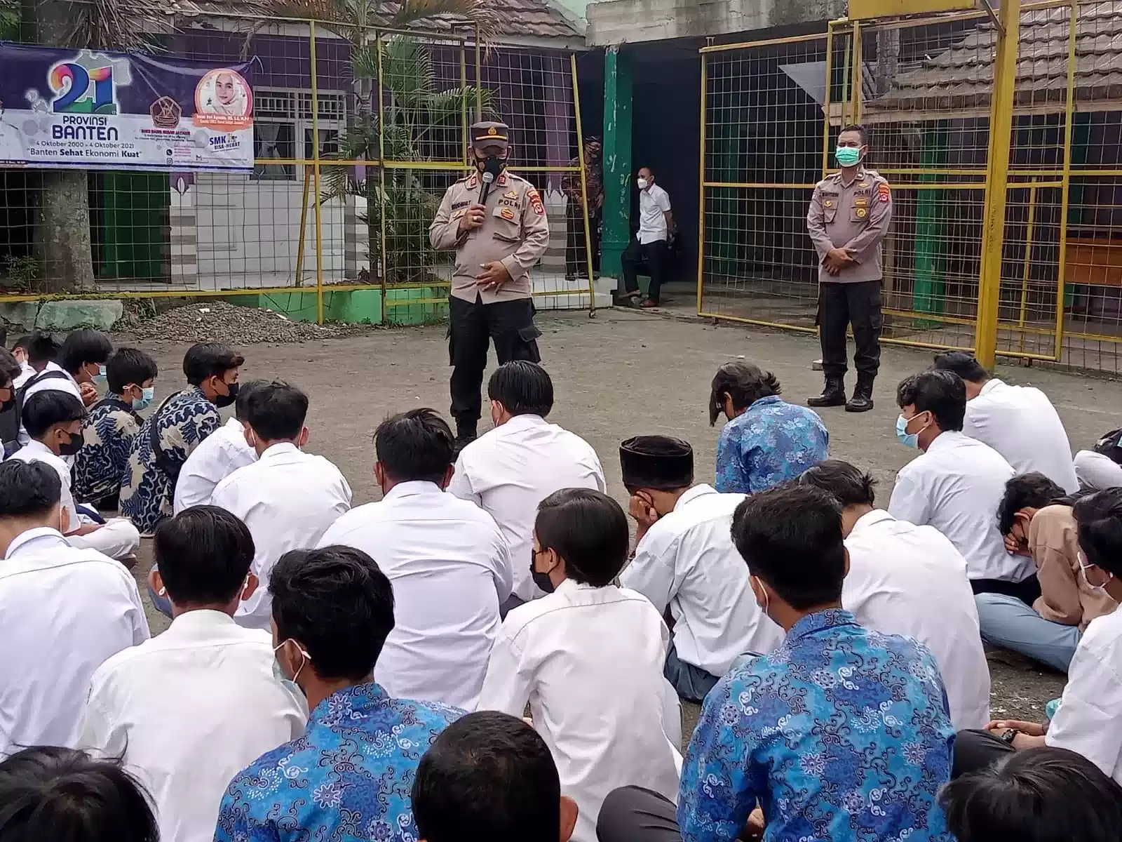 Cegah Tawuran, Kapolsek Cisoka Sambangi Pelajar SMP 7 Cegah Tawuran, Kapolsek Cisoka Sambangi Pelajar SMP I PojokPublik