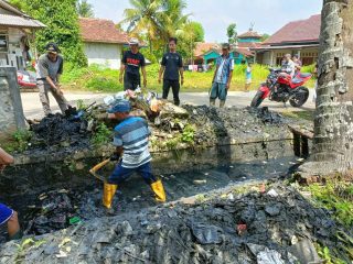 Kades Bunar Ajak Warga Bersihkan Lingkungan