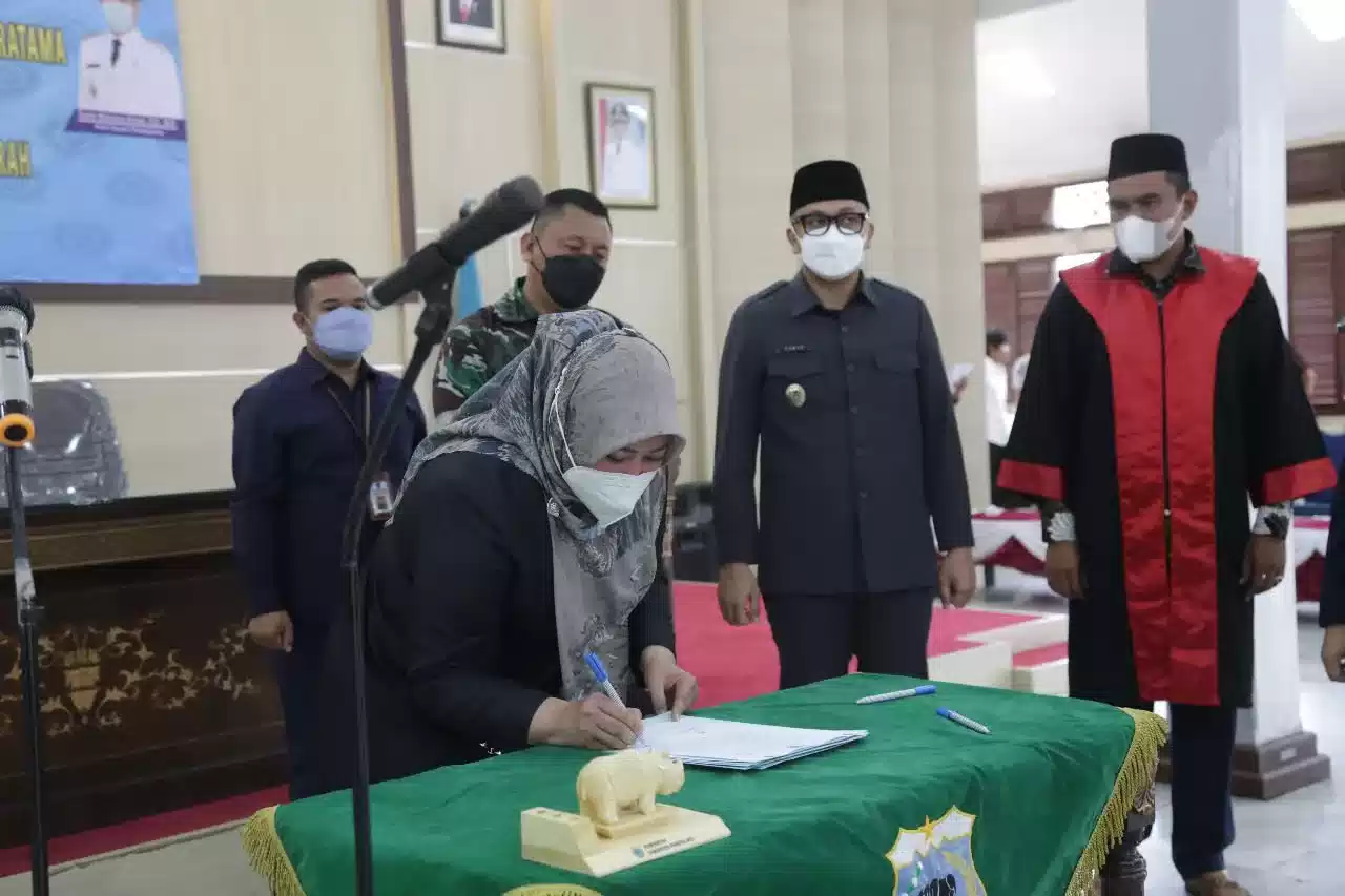 Bupati Irna Lantik 23 Pejabat Eselon IIB 7 Bupati Irna Lantik 23 Pejabat Eselon IIB I PojokPublik