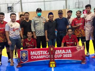 Serahkan Piala Turnamen Futsal, Siswanto Fasilitasi Generasi Muda Warpramasi Salurkan Bakat