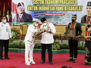 Ketua DPD RI Dapat Mandau Dari Rektor UPR