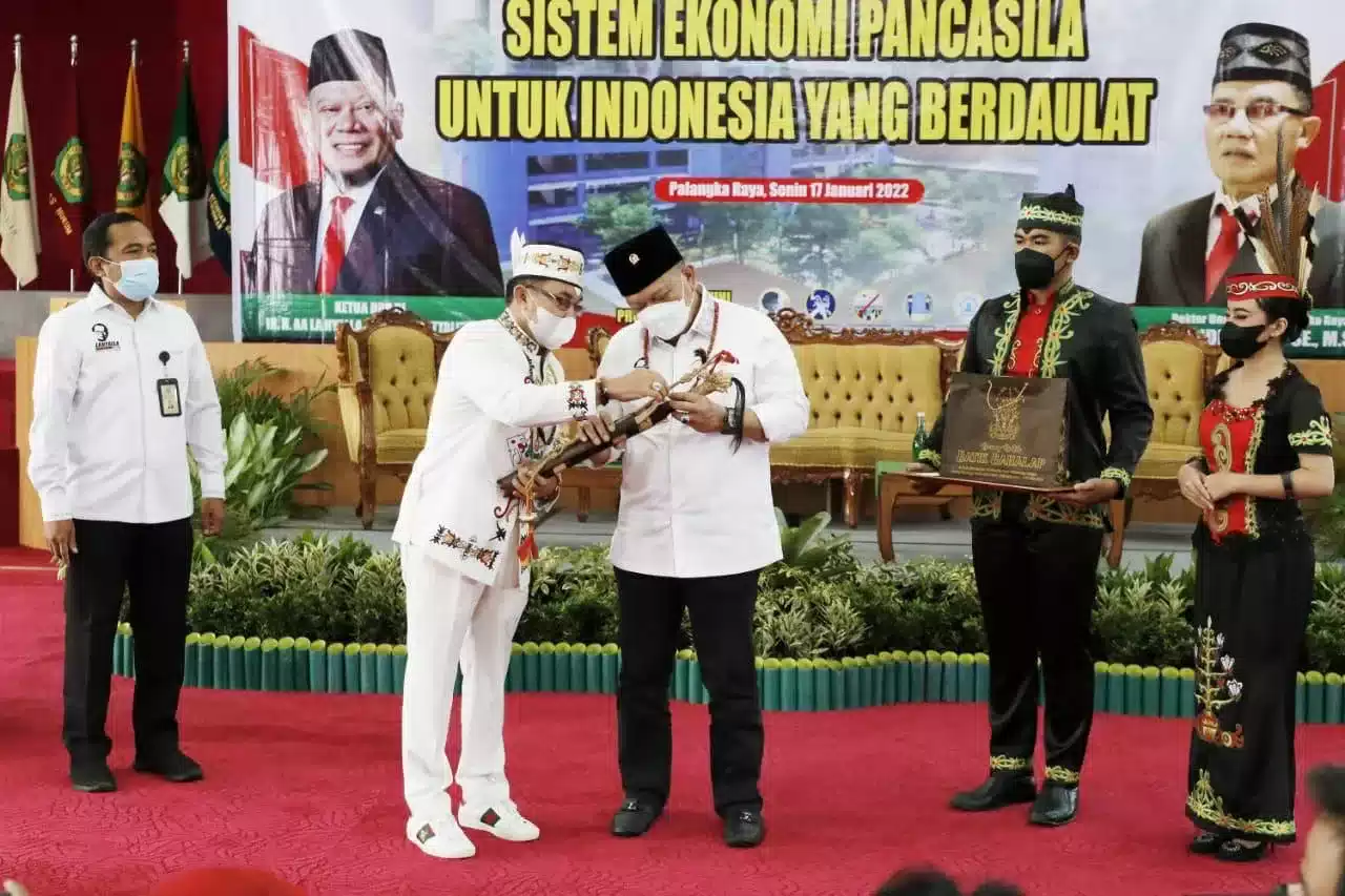 Ketua DPD RI Dapat Mandau Dari Rektor UPR 7 Ketua DPD RI Dapat Mandau Dari Rektor UPR I PojokPublik