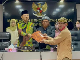 Arteria Dahlan Dilaporkan ke MKD, Kiai Maman Apresiasi Masyarakat Sunda Tempuh Jalur Konstitusional