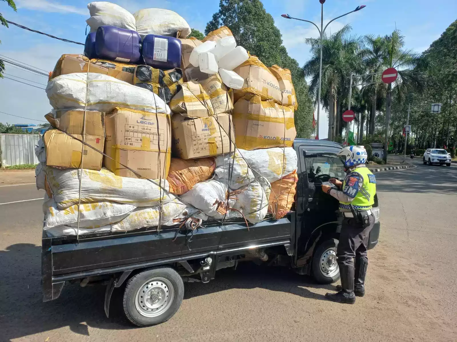 Polresta Tangerang Tilang 18 Truk ODOL 7 Polresta Tangerang Tilang 18 Truk ODOL I PojokPublik