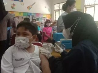 Bivi Edward Apresiasi Vaksinasi Tahap Dua di SDN Sukadamai 3 Bogor