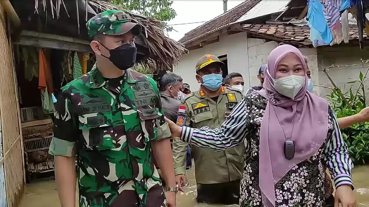 Dandim0601 Pandeglang dan Bupati Tinjau Bencana Banjir di Patia 7 Dandim0601 Pandeglang dan Bupati Tinjau Bencana Banjir di Patia I PojokPublik