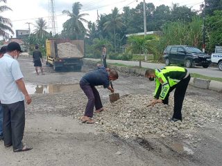 Tim Ops KLK 2022 Memperbaiki Jalan Berlobang