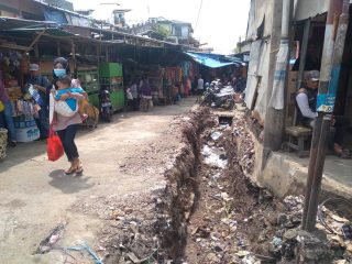 Dibangun Drainase Pasar Badak, Pedagang Mengeluh