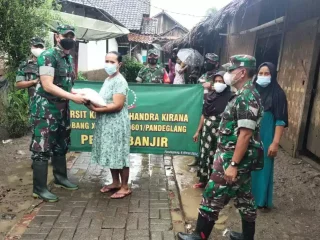 Persit KCK cabang XXXIII Dim 0601 Pandeglang, salurkan bantuan bencana alam banjir..