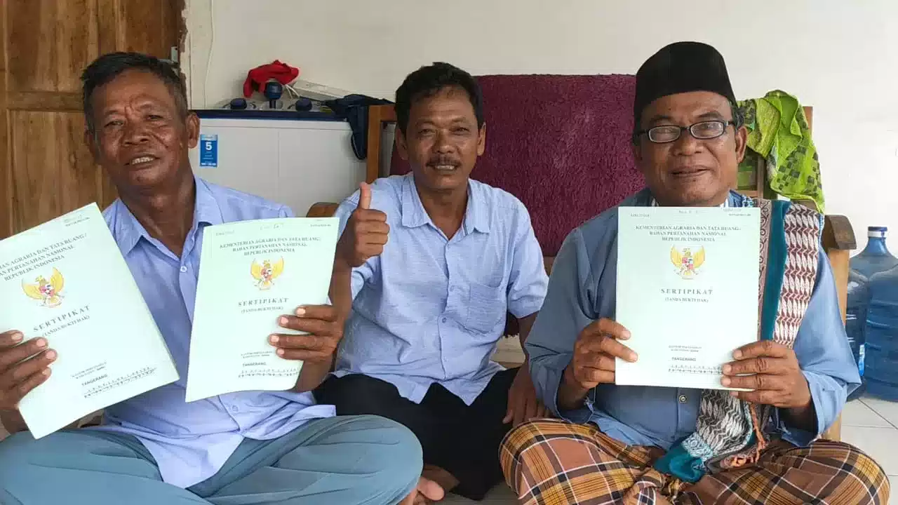 Warga Desa Muara terkena relokasi PIK2 girang terima SHM 7 Warga Desa Muara terkena relokasi PIK2 girang terima SHM I PojokPublik