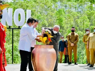 Presiden Satukan Tanah dan Air di Titik Nol IKN