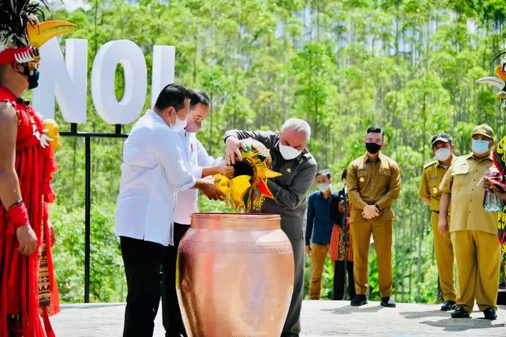 Presiden Satukan Tanah dan Air di Titik Nol IKN 7 Presiden Satukan Tanah dan Air di Titik Nol IKN I PojokPublik