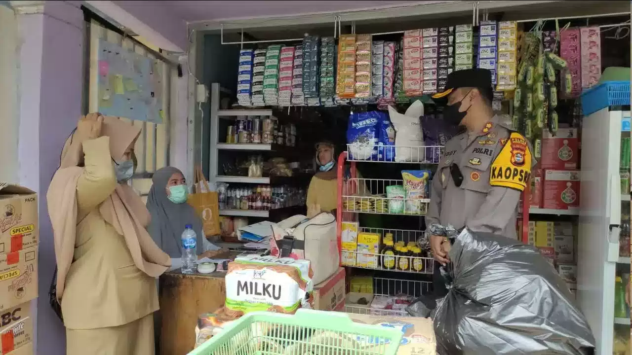 Kapolres Enrekang Pantau Harga Minyak Goreng 7 Kapolres Enrekang Pantau Harga Minyak Goreng I PojokPublik