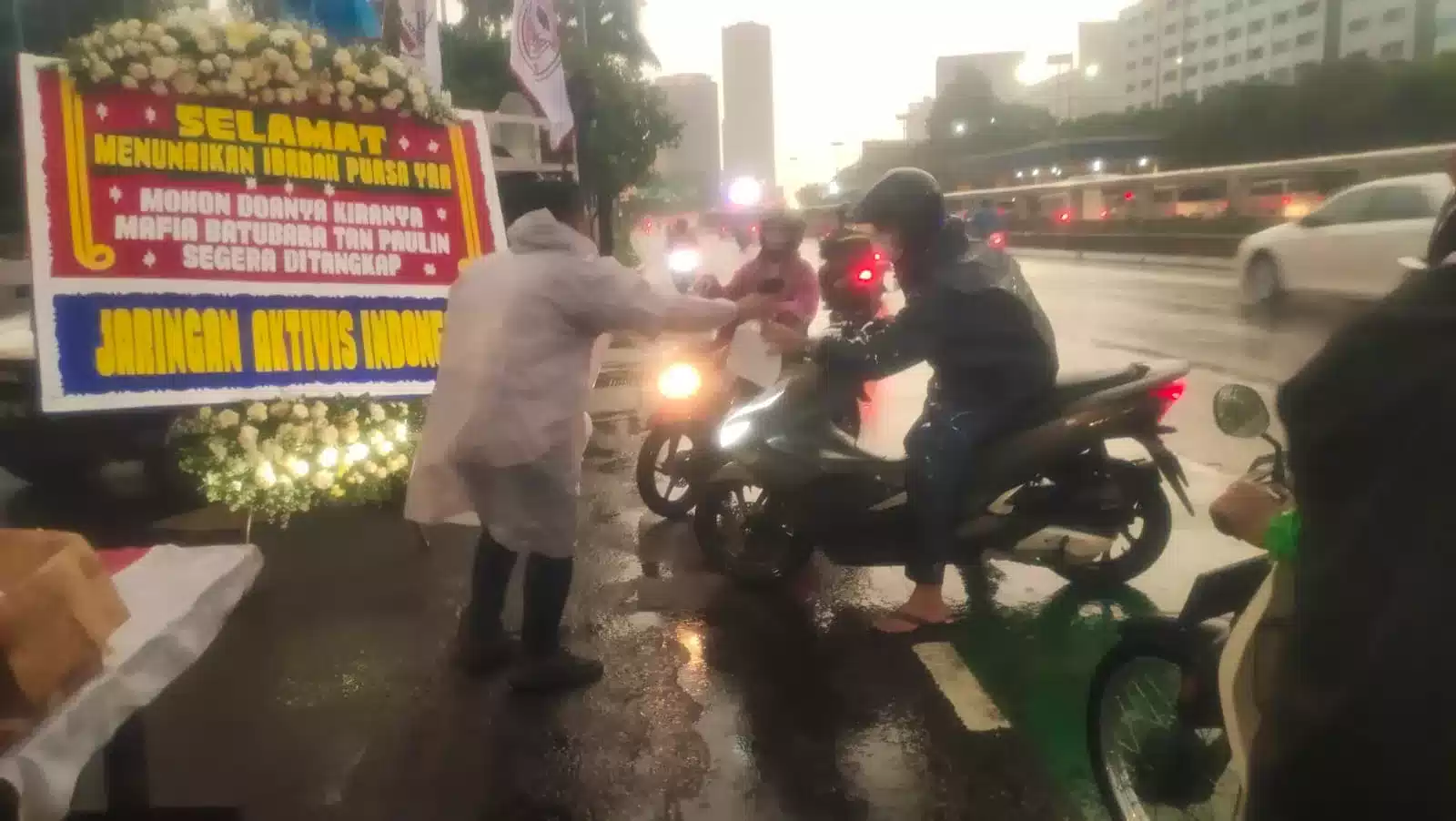 Bagikan Takjil di Depan DPR, Mahasiswa Minta Mafia Batu Bara Ditangkap 7 Bagikan Takjil di Depan DPR, Mahasiswa Minta Mafia Batu Bara Ditangkap I PojokPublik