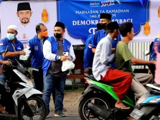 Relawan AHY Bagikan Takjil Gratis di Tempat Wisata Kabupaten Serang