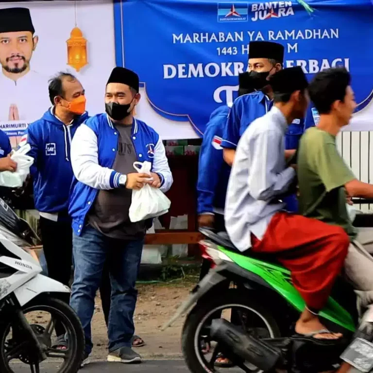 Relawan AHY Bagikan Takjil Gratis di Tempat Wisata Kabupaten Serang