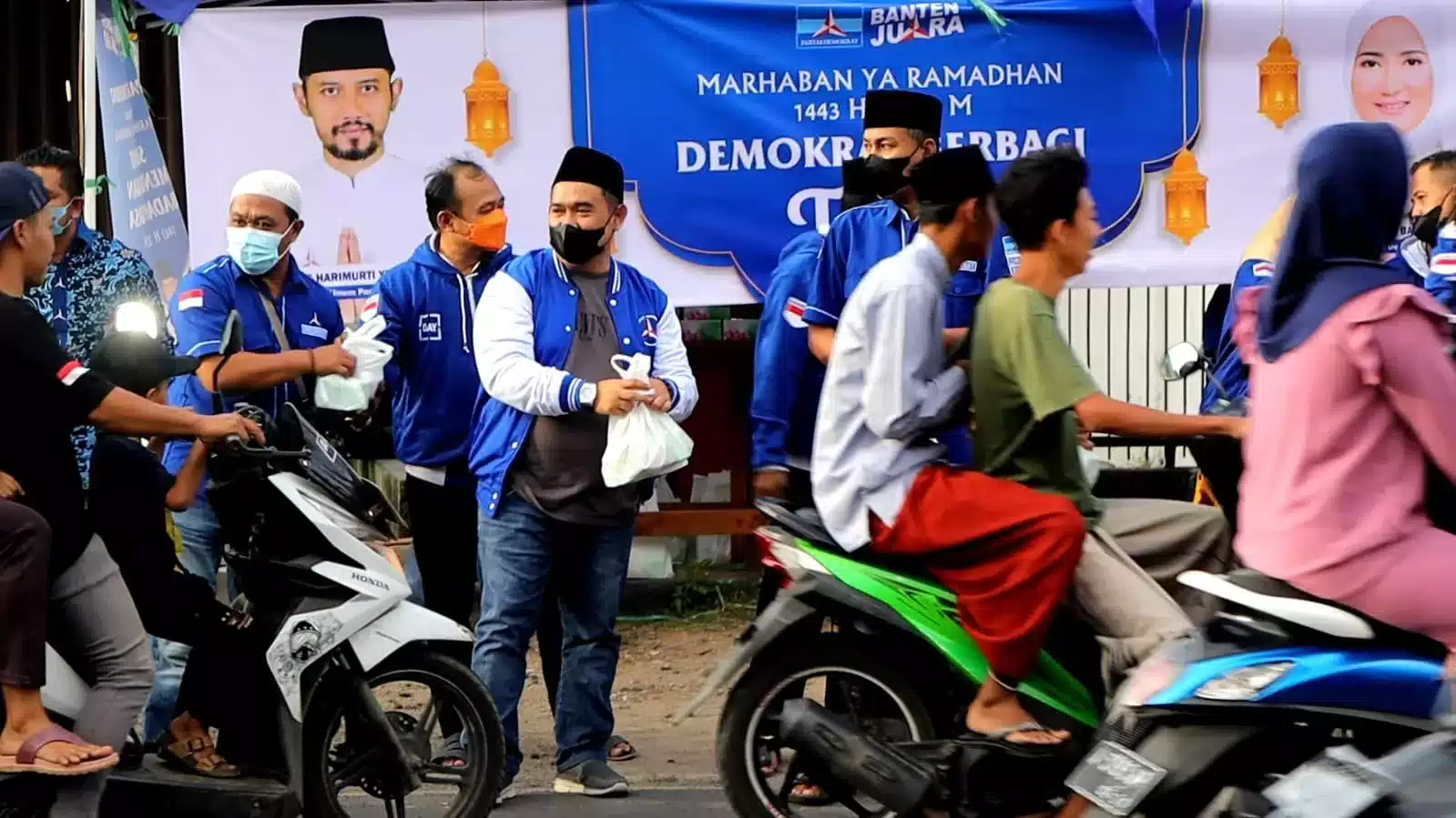 Relawan AHY Bagikan Takjil Gratis di Tempat Wisata Kabupaten Serang 7 Relawan AHY Bagikan Takjil Gratis di Tempat Wisata Kabupaten Serang I PojokPublik