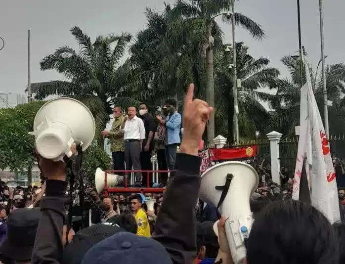 Sufmi Dasco Pilih Diam Ketika Ditanya Ratu Koridor 7 Sufmi Dasco Pilih Diam Ketika Ditanya Ratu Koridor I PojokPublik