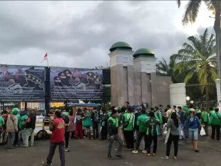 Massa Aksi Bagikan Takjil dan Desak Ratu Koridor Ditangkap