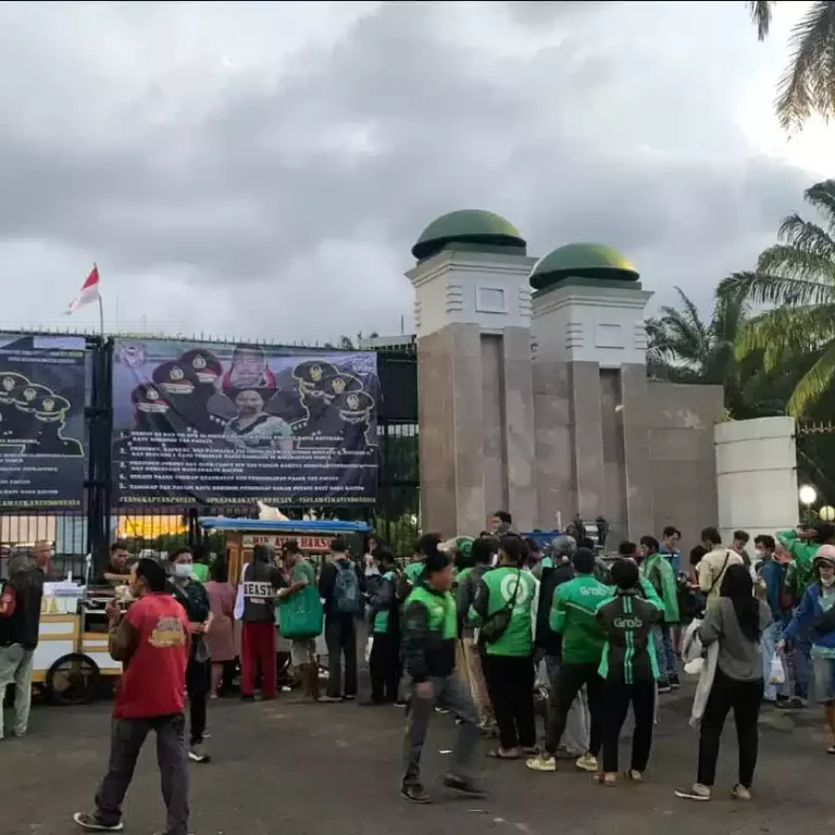 Massa Aksi Bagikan Takjil dan Desak Ratu Koridor Ditangkap