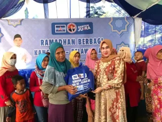 Relawan AHY di Banten Bagi-bagi Sembako di Banten