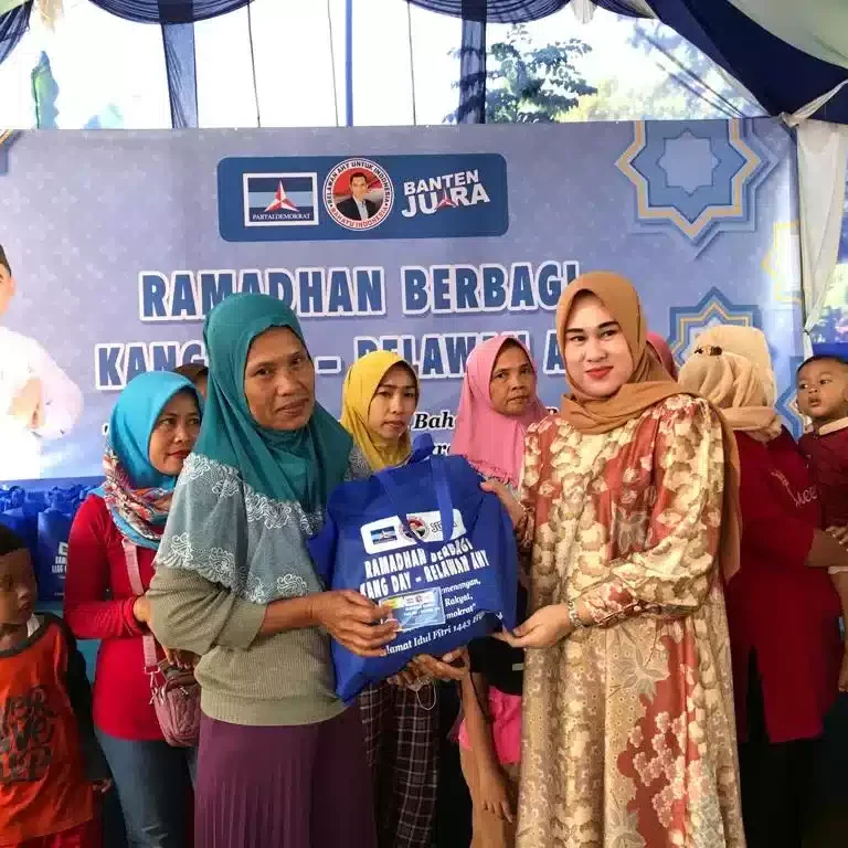 Relawan AHY di Banten Bagi-bagi Sembako di Banten