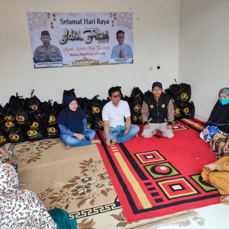 Kapolri dan Aktivis Bagikan 500 Paket Sembako di Banten