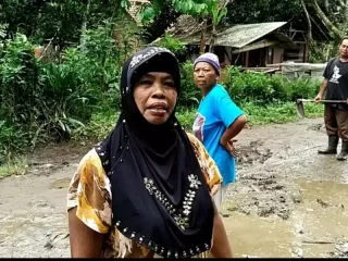 Bu Iti..!!! Gimana Ini Jalan Kami Mirip Kubangan Kerbau