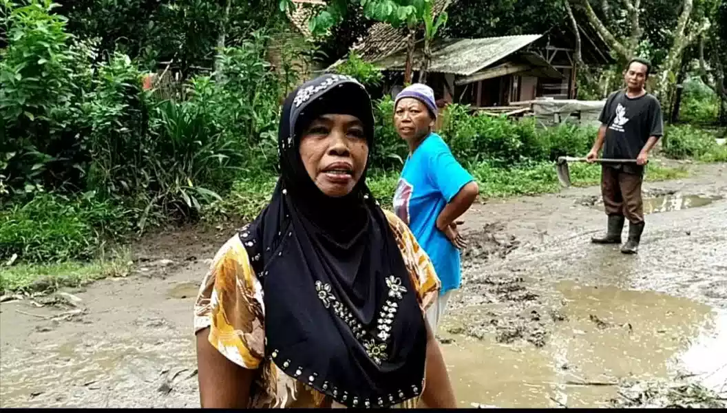 Bu Iti..!!! Gimana Ini Jalan Kami Mirip Kubangan Kerbau 7 Bu Iti..!!! Gimana Ini Jalan Kami Mirip Kubangan Kerbau I PojokPublik