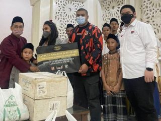WARUNG MADE, FOKUSMAKER, SAPMA PP Dan Aroem Alzier DKI Berbagi ribuan Ta’jil serta Sembako