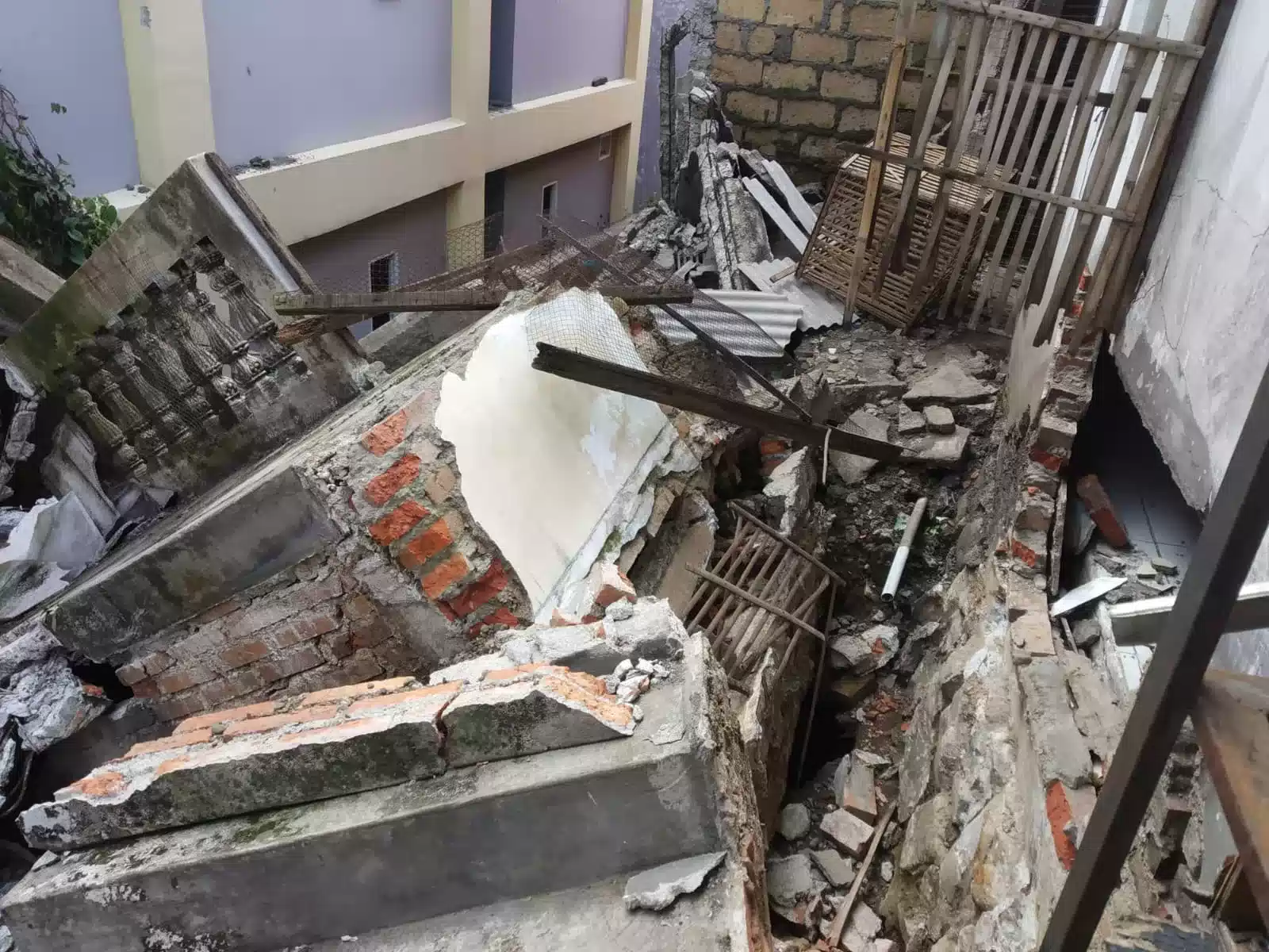 DUHH...!Pemerintah dan Polisi Belum Responsif Soal Rumah Roboh di Depok 7 DUHH...!Pemerintah dan Polisi Belum Responsif Soal Rumah Roboh di Depok I PojokPublik