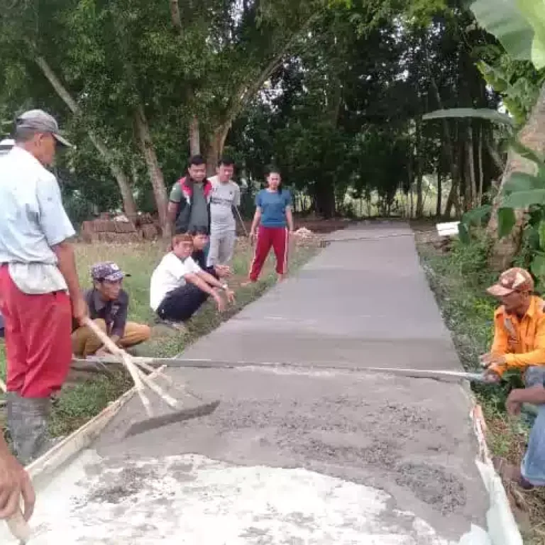 Puluhan Warga dan Pemerintah Desa Kopo Kompak Bangun JUT