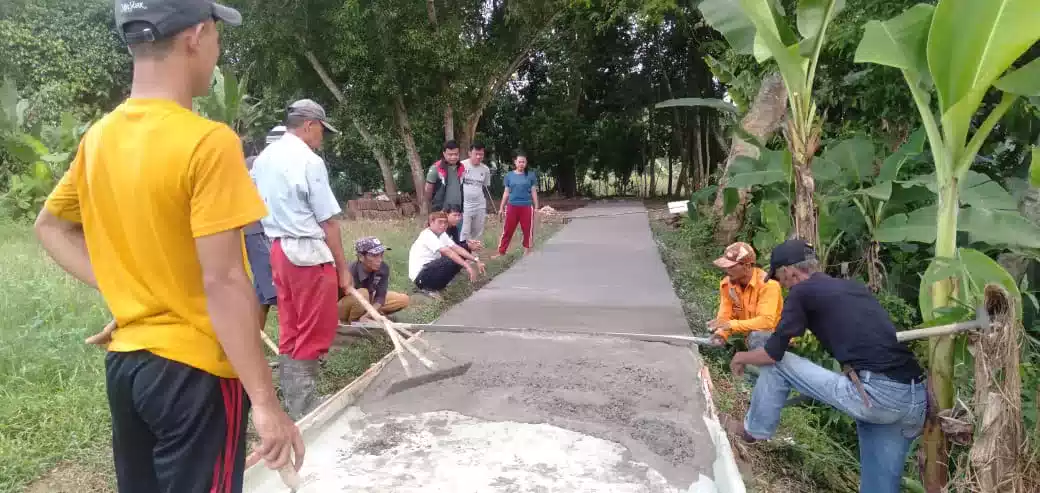 Puluhan Warga dan Pemerintah Desa Kopo Kompak Bangun JUT 7 Puluhan Warga dan Pemerintah Desa Kopo Kompak Bangun JUT I PojokPublik