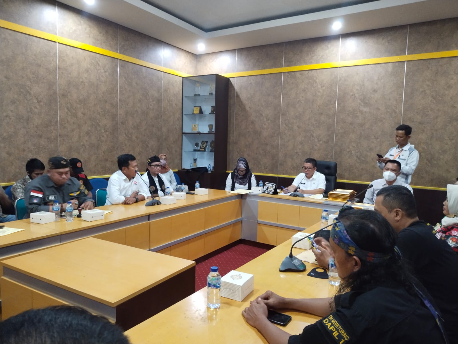 Tertib Dalam Berorganisasi, FKDB Raih Penghargaan Dari Kesbangpol Kab. Sukabumi 3 Tertib Dalam Berorganisasi, FKDB Raih Penghargaan Dari Kesbangpol Kab. Sukabumi I PojokPublik