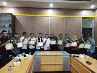 Tertib Dalam Berorganisasi, FKDB Raih Penghargaan Dari Kesbangpol Kab. Sukabumi