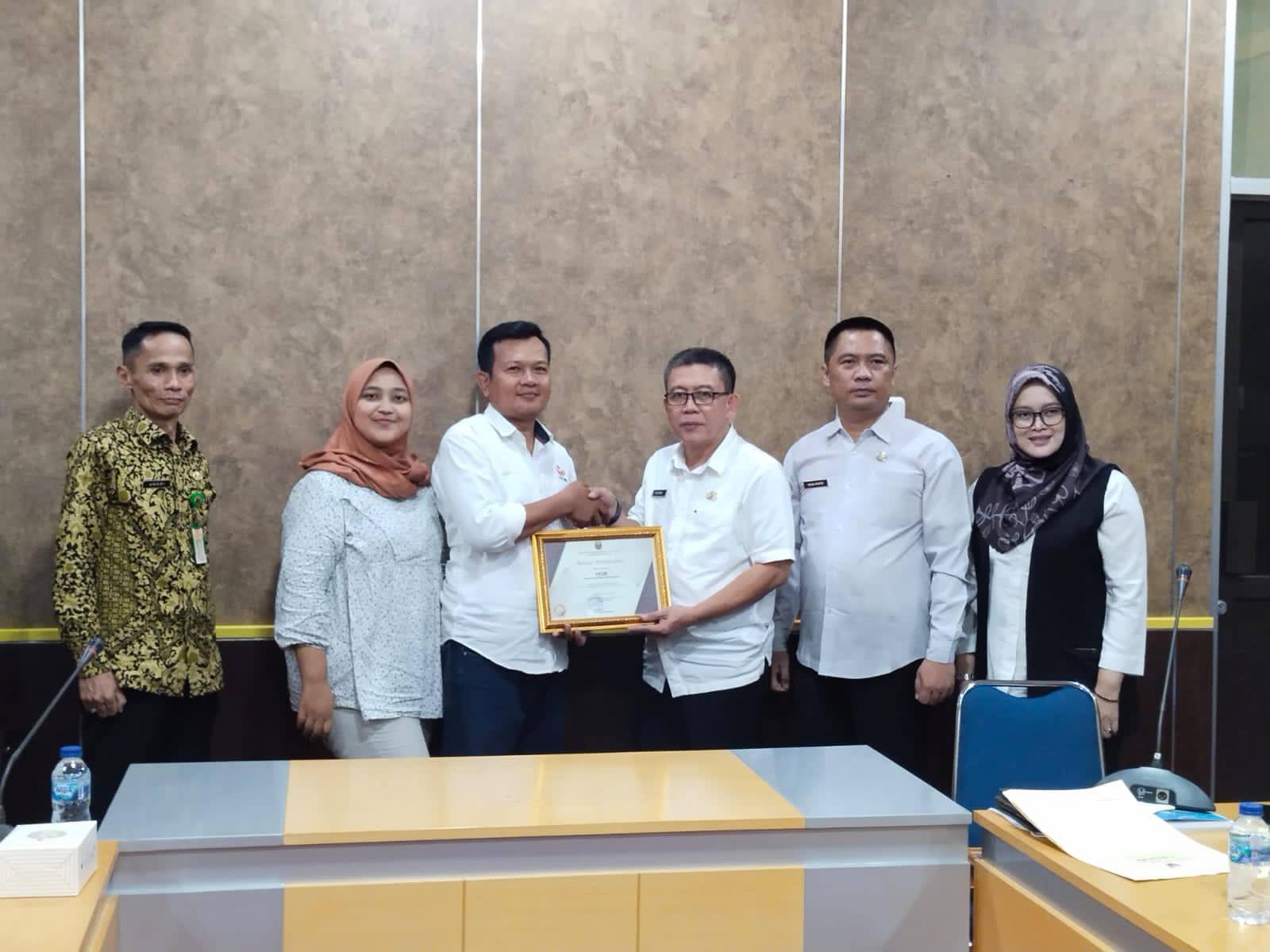 Tertib Dalam Berorganisasi, FKDB Raih Penghargaan Dari Kesbangpol Kab. Sukabumi 2 Tertib Dalam Berorganisasi, FKDB Raih Penghargaan Dari Kesbangpol Kab. Sukabumi I PojokPublik