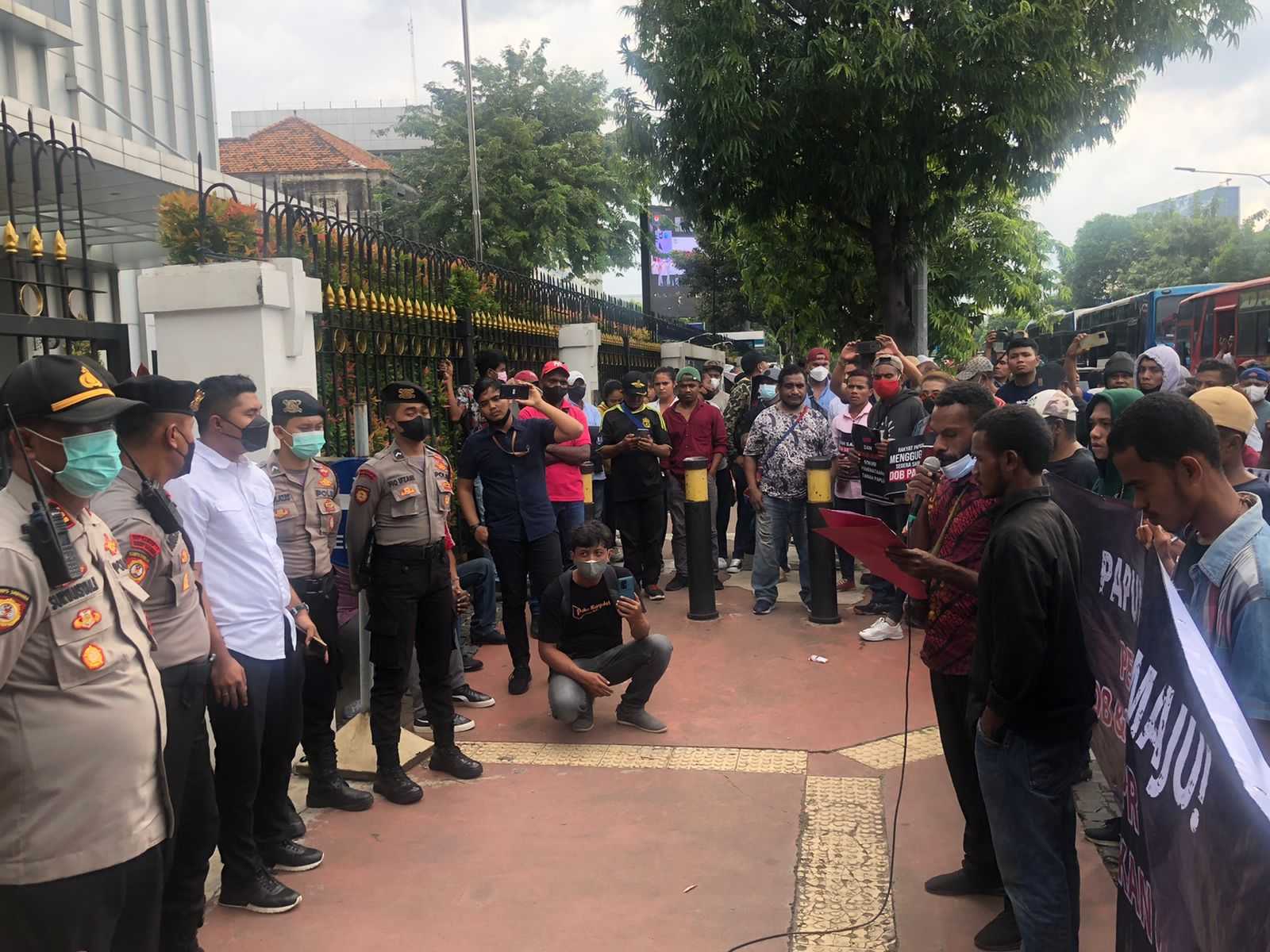 Gelar Aksi Damai di Jakarta, Konferensi Mahasiswa Papua Desak Pemerintah Sahkan RUU DOB dan Realisasi Otsus Jilid II 2 Gelar Aksi Damai di Jakarta, Konferensi Mahasiswa Papua Desak Pemerintah Sahkan RUU DOB dan Realisasi Otsus Jilid II I PojokPublik