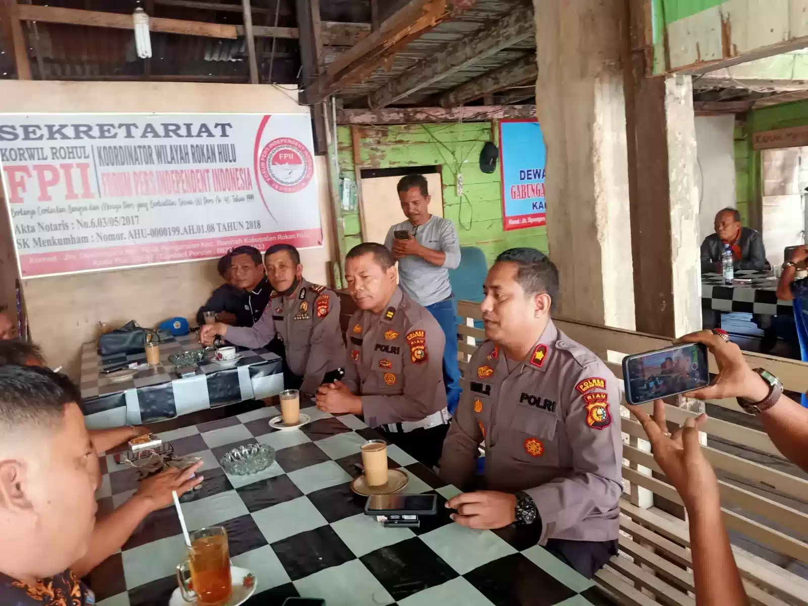 Jalin Sinergitas Untuk Jaga Harkamtibmas Waka Polres Ngopi Bareng Wartawan 10 Jalin Sinergitas Untuk Jaga Harkamtibmas Waka Polres Ngopi Bareng Wartawan I PojokPublik