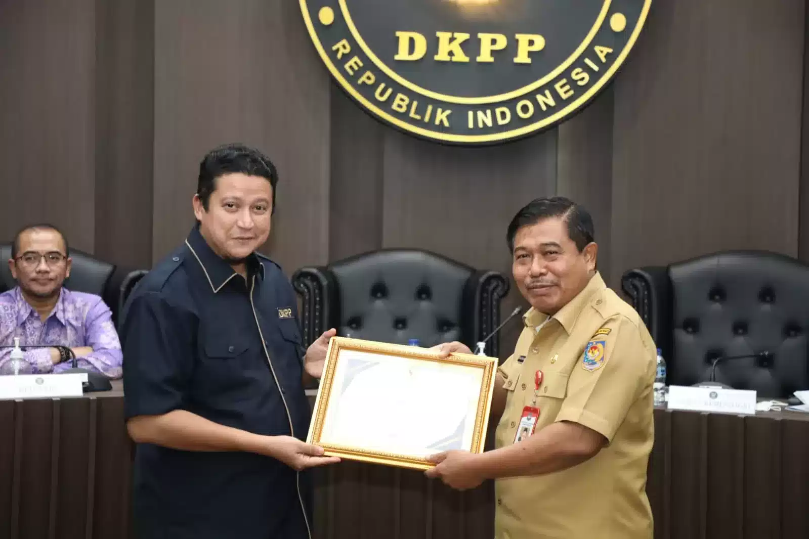 Sekjen Kemendagri Terima Penghargaan dari DKPP 7 Sekjen Kemendagri Terima Penghargaan dari DKPP I PojokPublik