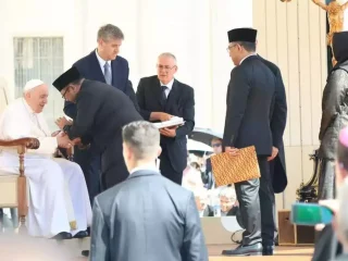 Bertemu Paus Fransiskus, Menag Sampaikan Undangan Presiden Jokowi