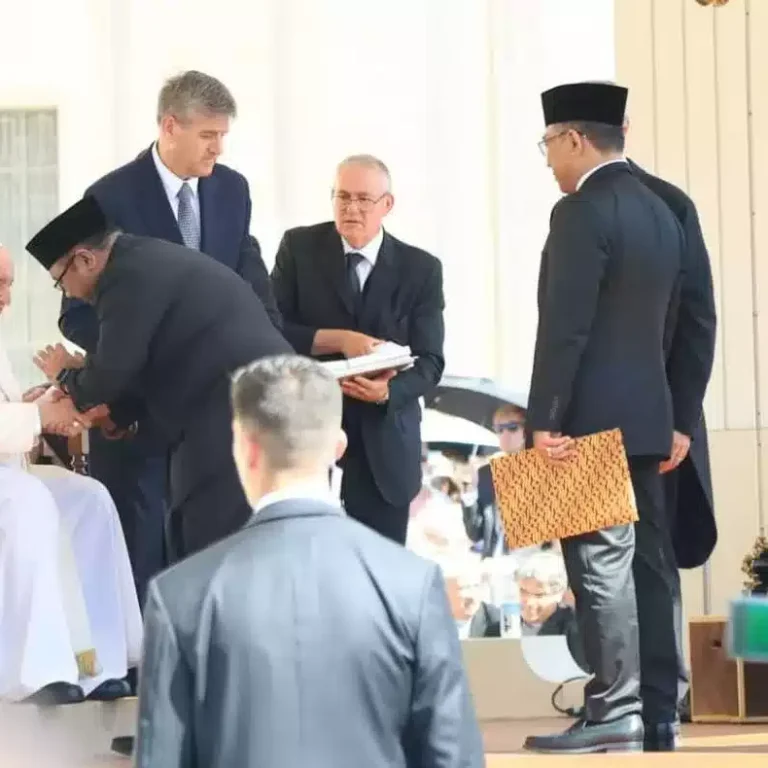 Bertemu Paus Fransiskus, Menag Sampaikan Undangan Presiden Jokowi