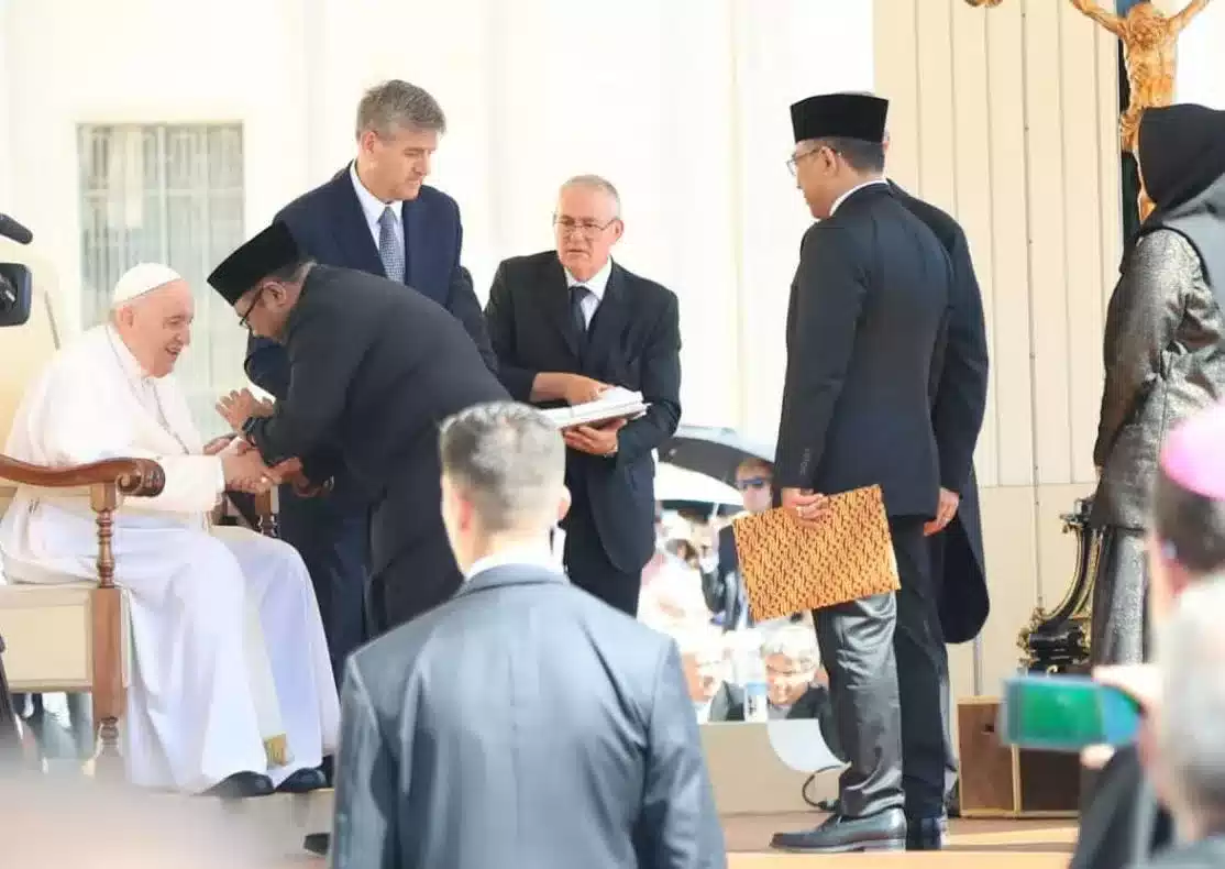 Bertemu Paus Fransiskus, Menag Sampaikan Undangan Presiden Jokowi 7 Bertemu Paus Fransiskus, Menag Sampaikan Undangan Presiden Jokowi I PojokPublik