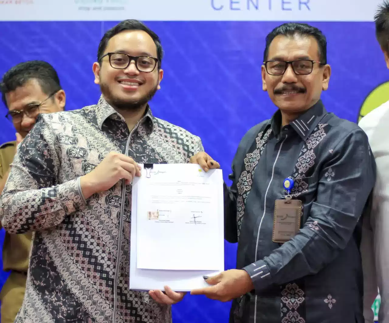 Penandatanganan MoU BPD HIPMI Sumbar dengan Bank Nagari, Dirut Muhamad Irsyad: Mari Kita Berkolaborasi 7 Penandatanganan MoU BPD HIPMI Sumbar dengan Bank Nagari, Dirut Muhamad Irsyad: Mari Kita Berkolaborasi I PojokPublik