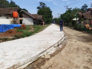 Akhirnya Jalan Seperti Kubangan Di Bahbul Dibangun, Warga : Terimakasih Pemkab Lebak Dan Pak Hj JB