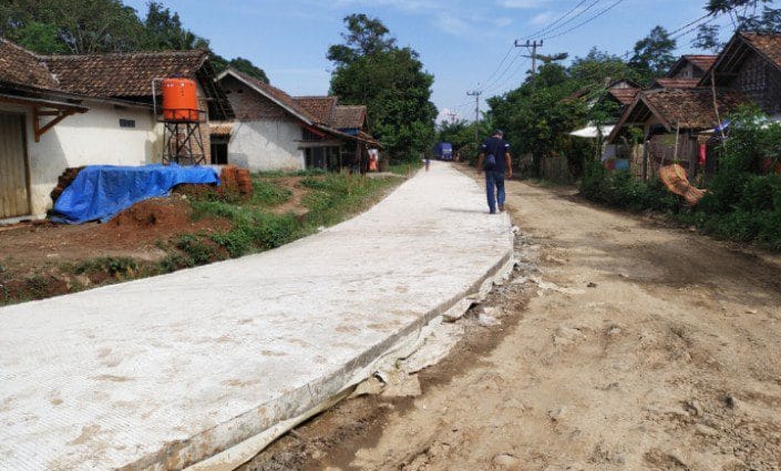 Akhirnya Jalan Seperti Kubangan Di Bahbul Dibangun, Warga : Terimakasih Pemkab Lebak Dan Pak Hj JB 7 Akhirnya Jalan Seperti Kubangan Di Bahbul Dibangun, Warga : Terimakasih Pemkab Lebak Dan Pak Hj JB I PojokPublik