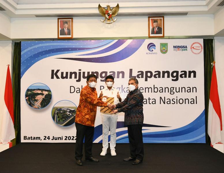 Menteri Johnny: Bangun PDN Bisa Dorong Tumbuhnya Investasi 2 Menteri Johnny menyaksikan serah terima Sertifikat Lahan Pusat Data Nasional dari epala Kantor Wilayah BPN Kepulauan Riau Nurhadi Putra kepada Sekretaris Ditjen Aptika Slamet Santoso.