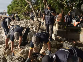 TOP...!AMPI Bali dan Karang Taruna Bersih Pantai